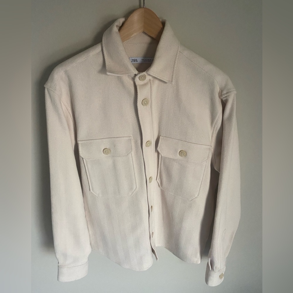 Zara Men’s Herringbone Pockets Overshirt
S | Ecru